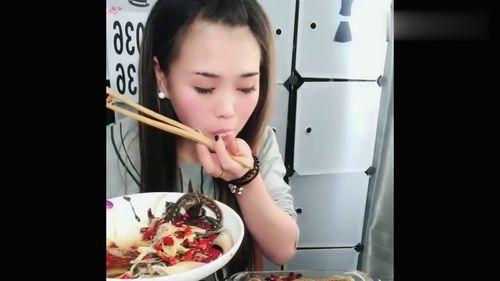 东北吃瓜小妞视频,揭秘东北美食背后的故事