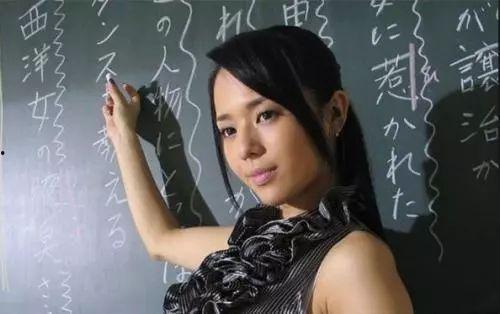 沿河最红的网红是谁,揭秘网络红人的崛起之路