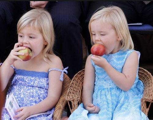 小公主吃瓜吃的好香,小公主的甜蜜瓜香时光